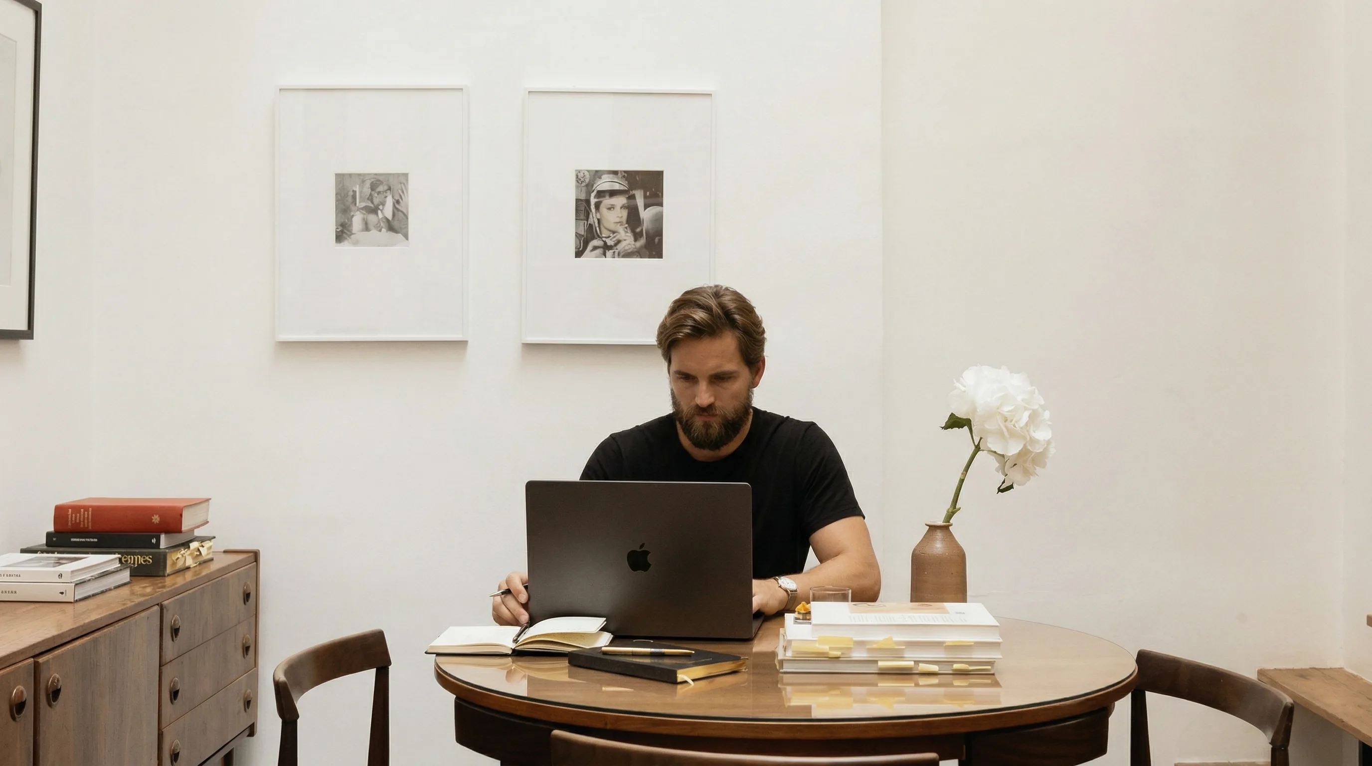 Un Operador Glitch construyendo junto a un cliente, pantalla a pantalla