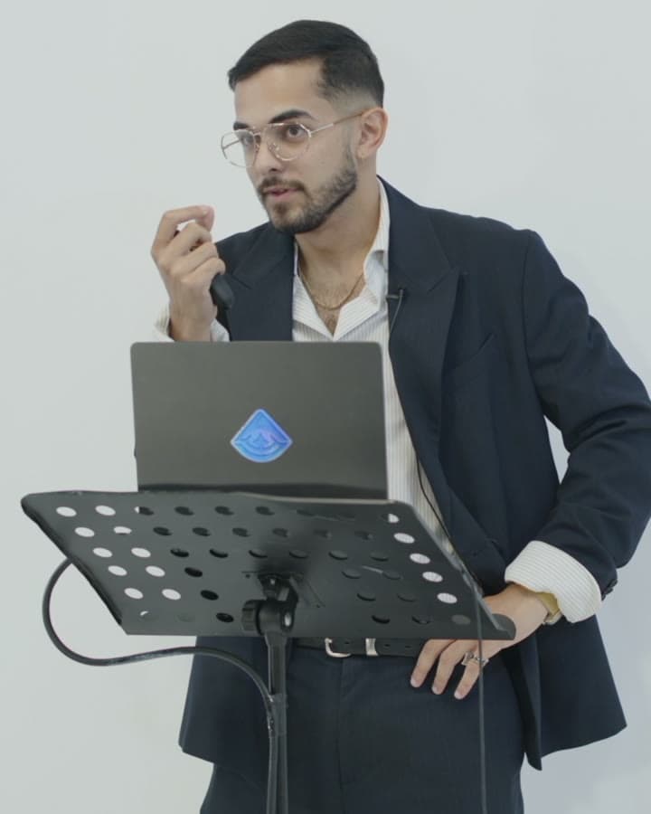 Joshua Castro leading an AI 101 Taller